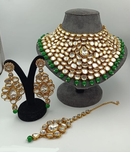 Feminine Glittering Jewellery Sets